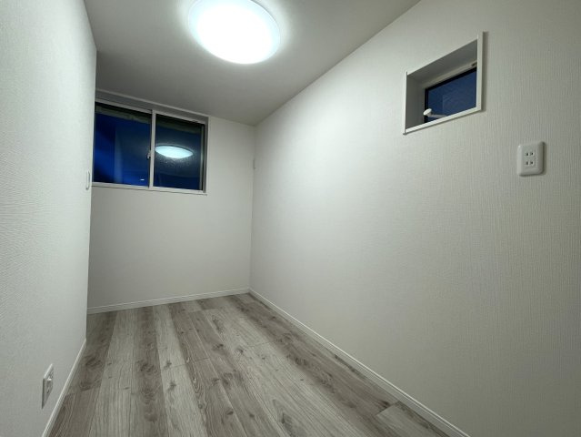 コレ、いいじゃん！小・中学校も近いリフォーム戸建【大田区中馬込１丁目】の洋室|明るい洋室です