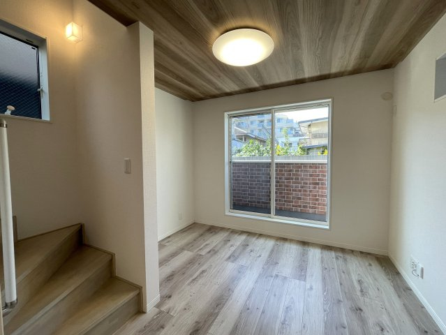 コレ、いいじゃん！小・中学校も近いリフォーム戸建【大田区中馬込１丁目】の居間・リビング