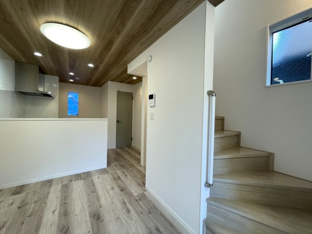 コレ、いいじゃん！小・中学校も近いリフォーム戸建【大田区中馬込１丁目】の居間・リビング