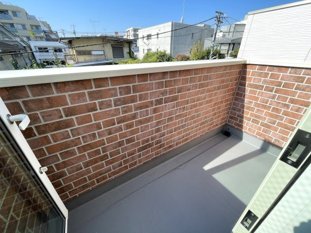 コレ、いいじゃん！小・中学校も近いリフォーム戸建【大田区中馬込１丁目】のバルコニー|暖かな日差しのふりそそぐバルコニー