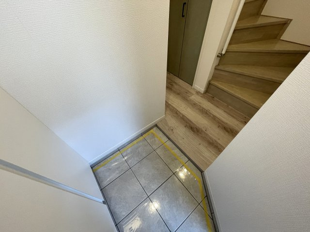 コレ、いいじゃん！小・中学校も近いリフォーム戸建【大田区中馬込１丁目】の玄関|きれいな玄関です