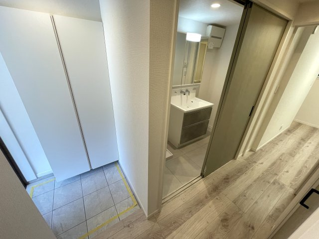 コレ、いいじゃん！小・中学校も近いリフォーム戸建【大田区中馬込１丁目】の玄関|きれいな玄関です