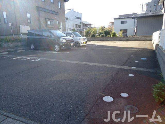 フレンズコートの駐車場