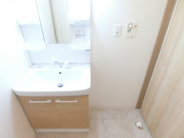 グランディル光明池の独立洗面台|同マンション別部屋
