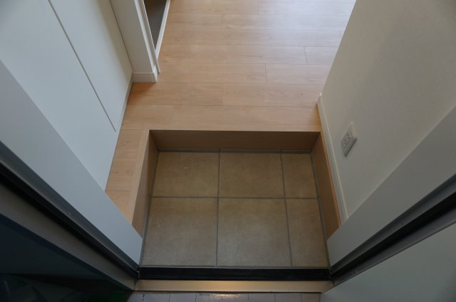 リビングライフ長瀬EASTの玄関