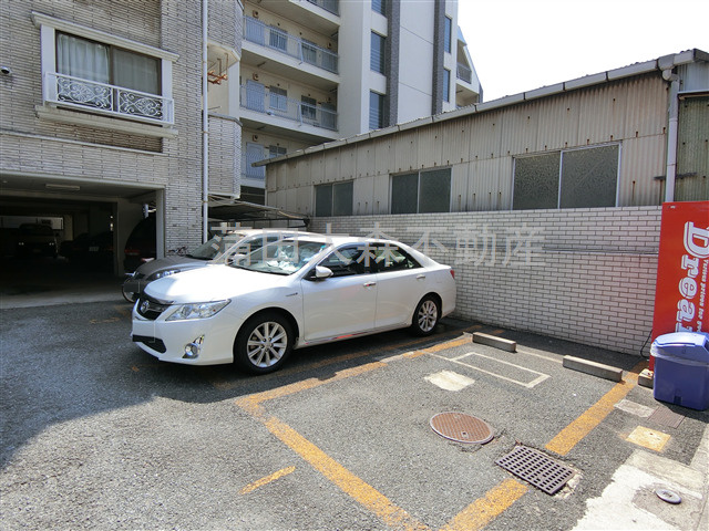 レジディス大森の駐車場