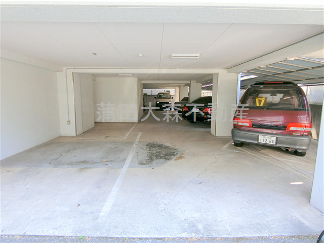 レジディス大森の駐車場