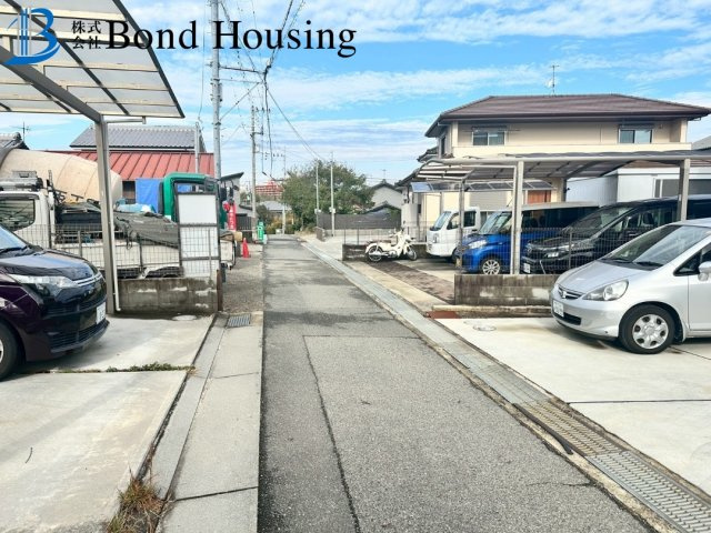 ルーフバルコニー付・駅徒歩15分・大久保町大久保町　中古戸建の前面道路含む現地写真