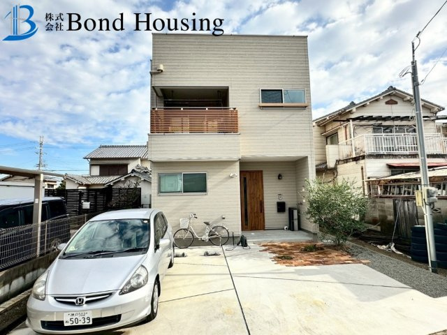 ルーフバルコニー付・駅徒歩15分・大久保町大久保町　中古戸建の駐車場