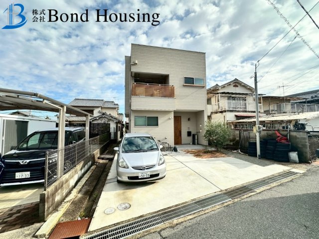 ルーフバルコニー付・駅徒歩15分・大久保町大久保町　中古戸建の駐車場