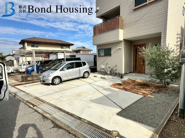 ルーフバルコニー付・駅徒歩15分・大久保町大久保町　中古戸建の駐車場