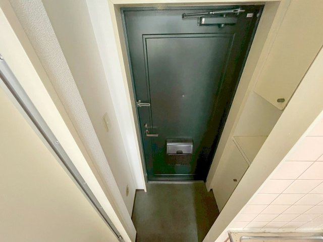 第6中本ビルの玄関