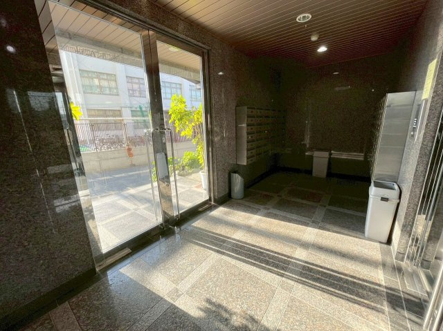 第6中本ビルのエントランス