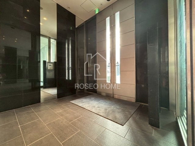 レジディア心斎橋ウエストのエントランス