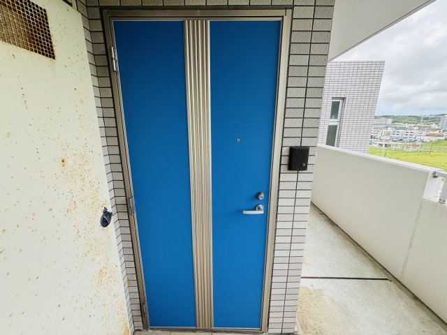 ハピネスコートの玄関|階数は異なります。