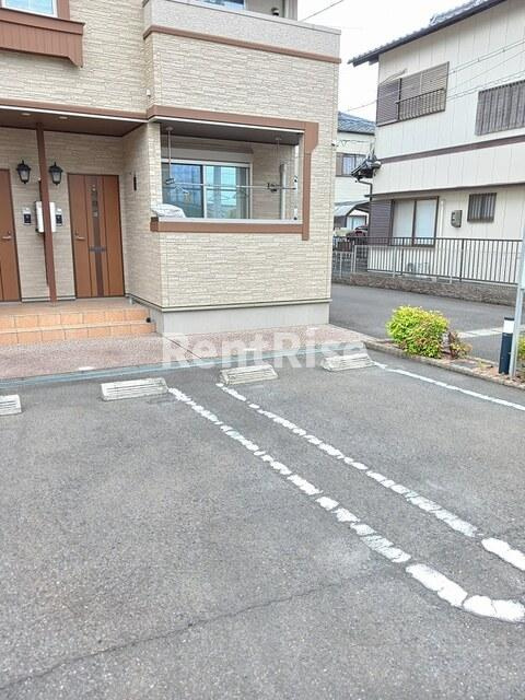 サニーグレイス・アイＡの駐車場