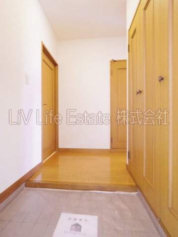 小平市小川西町４丁目の賃貸マンションの玄関