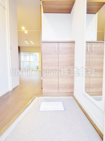 小平市鈴木町２丁目のアパートの玄関