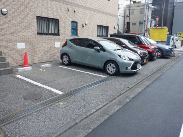 サンレイ浅草の駐車場