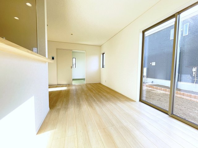 新築戸建・新築建売　太田市下田島町第5　尾島小・尾島中の居間・リビング|白を基調とした内装は空間を広く見せナチュラルで洗練された印象を与えます♪