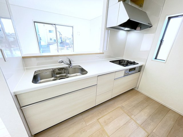 新築戸建・新築建売　太田市下田島町第5　尾島小・尾島中のキッチン|3口コンロなのでご飯を作りながらお弁当のおかずも作れて便利！