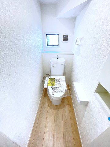 新築戸建・新築建売　太田市下田島町第5　尾島小・尾島中のトイレ|小窓付きで自然光が入る明るくて爽やかなトイレ空間です！