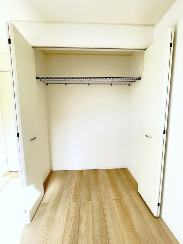 新築戸建・新築建売　太田市下田島町第5　尾島小・尾島中の収納|棚付きクローゼットは衣類だけでなくバッグや帽子も綺麗に収まる収納力が魅力です！