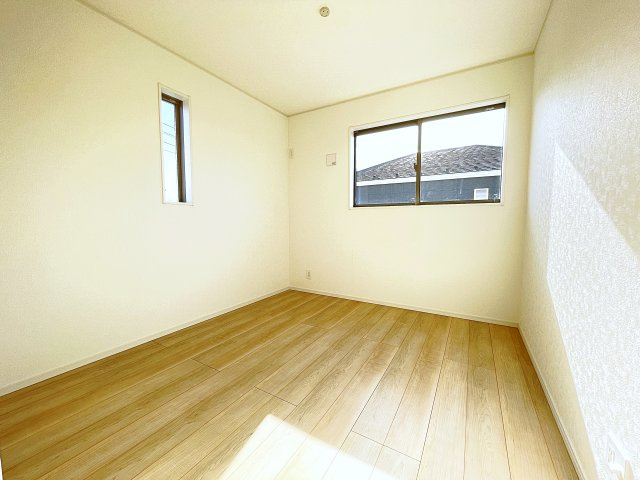 新築戸建・新築建売　太田市下田島町第5　尾島小・尾島中の洋室|ホワイトベースの爽やかな洋室！2面採光で日差しがしっかり入り、朝もすっきり目覚められます♪