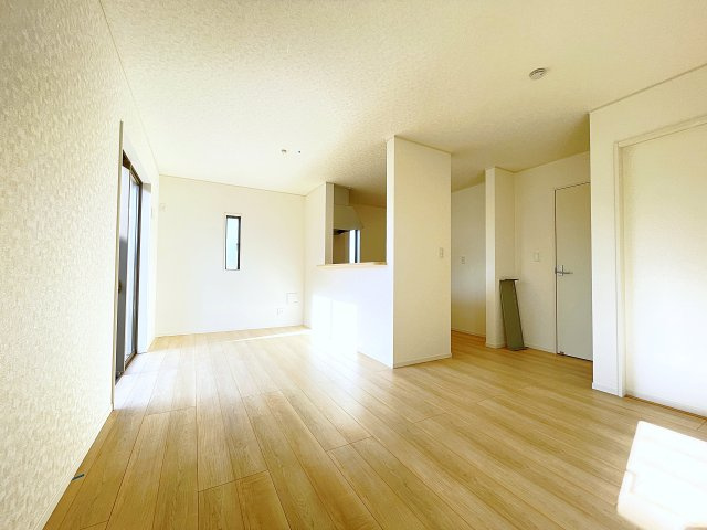 新築戸建・新築建売　太田市下田島町第5　尾島小・尾島中の居間・リビング|ダイニングには大きな窓があり明るい陽射しが差し込む開放的で心地よい空間です！