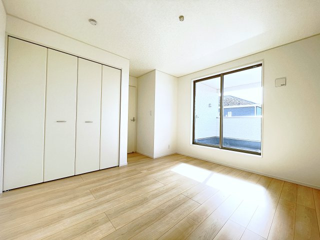新築戸建・新築建売　太田市下田島町第5　尾島小・尾島中の洋室|2面採光で明るい洋室です！ホワイト基調の爽やか空間からインナーバルコニーにも出られます♪