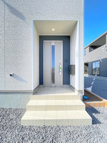 新築戸建・新築建売　太田市下田島町第5　尾島小・尾島中の玄関|奥行きがあるので雨が降っても開閉に心配ありません！