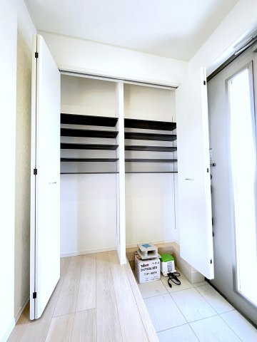 新築戸建・新築建売　太田市下田島町第5　尾島小・尾島中の玄関|可動棚付きなので物の大きさによって高さを変えられるので便利！