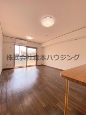 【居間・リビング】 | 　東香里野村マンション | 明るいリビングです