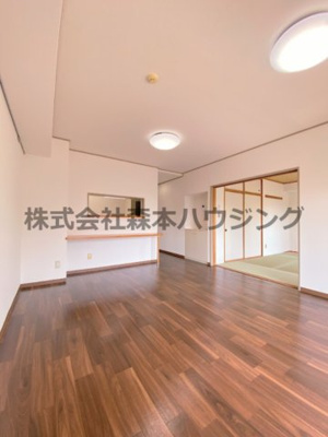 【居間・リビング】 | 　東香里野村マンション | こちらのリビングで趣味の時間をお楽しみください