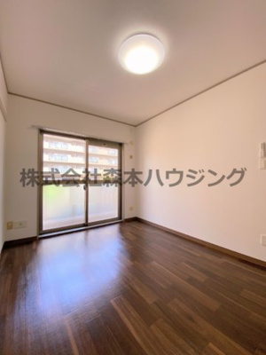 【洋室】 | 　東香里野村マンション | 落ち着いた色調の洋室です