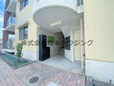 【エントランス】 | 　東香里野村マンション | ゆとりのあるエントランスです