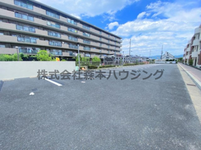 【駐車場】 | 　東香里野村マンション | 駐車場に車を止められます