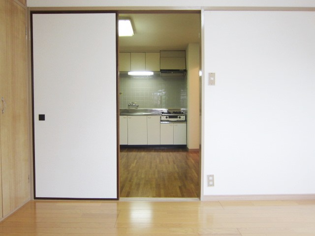 メゾンさくらの居間・リビング|別号室の参考写真です。