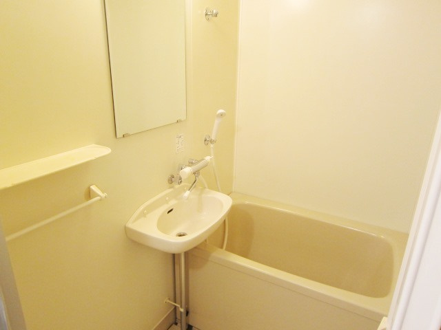 メゾンさくらの浴室|別号室の参考写真です。