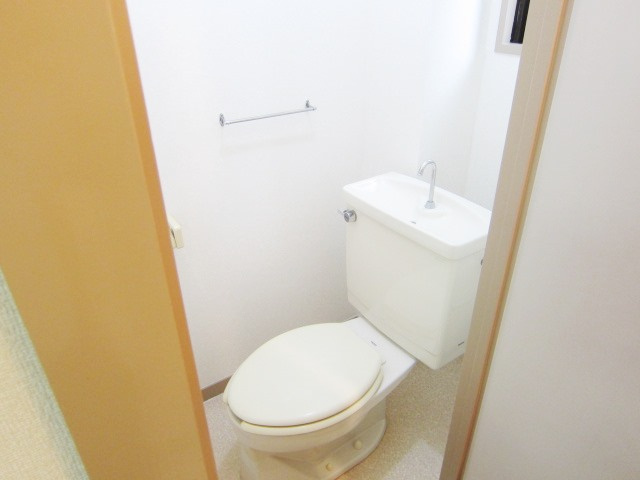 メゾンさくらのトイレ|別号室の参考写真です。