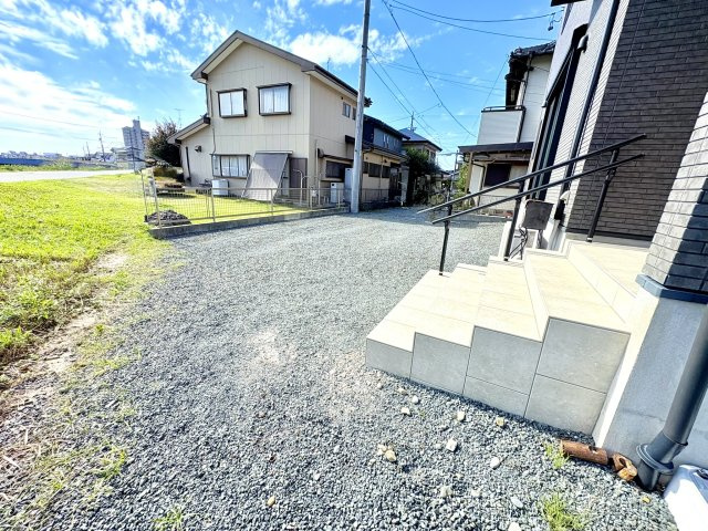 売中古戸建　中央区市野町の駐車場|駐車スペースも3台以上駐車可能。