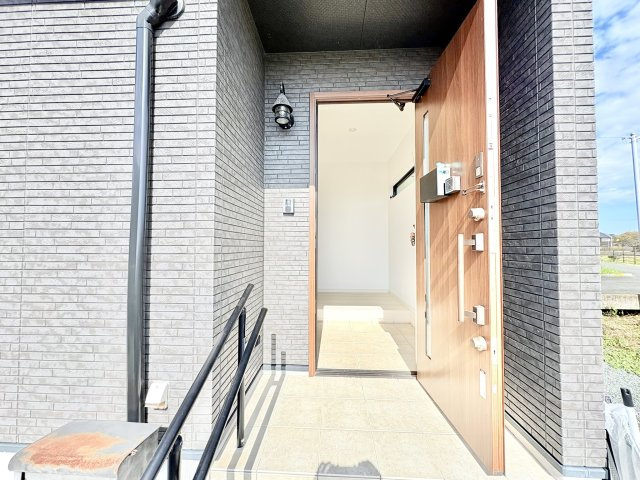 売中古戸建　中央区市野町のエントランス|建物の基礎が高いために浸水の心配がありません。