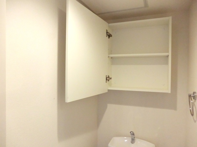 リブリ・プライムのトイレ|☆トイレットロールが楽々置ける収納棚を設置しています。☆