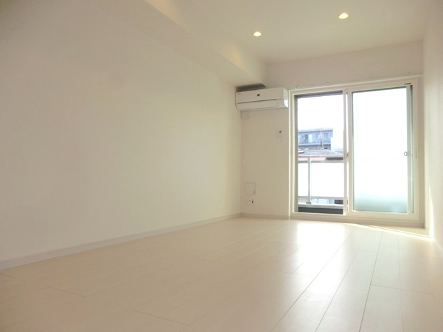 リブリ・プライムの居間・リビング|★広々洋室９．２帖の居室です。★