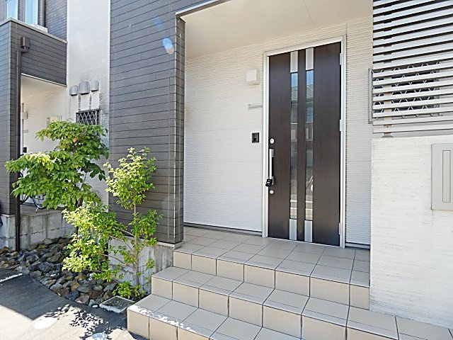 アルタイル一社の玄関