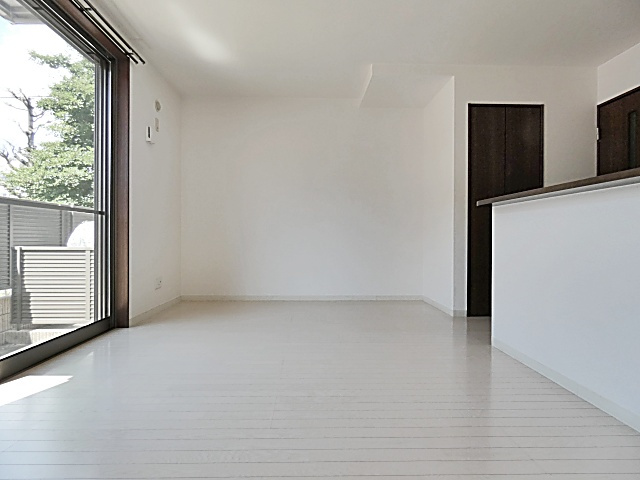 アルタイル一社の居間・リビング|こちらの居間で趣味の時間をお楽しみください