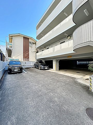 エクセルヒルズの駐車場|駐車場があるので、車を買う予定の方も安心です