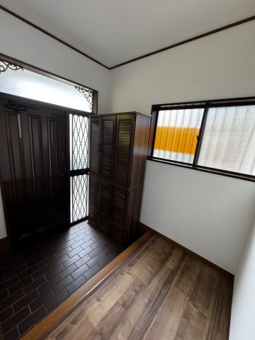 【玄関】 | 千葉県市川市大野町２丁目 快適な住空間に整備された中古戸建 | シンプルで使いやすい玄関です