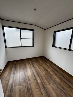 【洋室】 | 千葉県市川市大野町２丁目 快適な住空間に整備された中古戸建 | 落ち着いた色調の洋室です