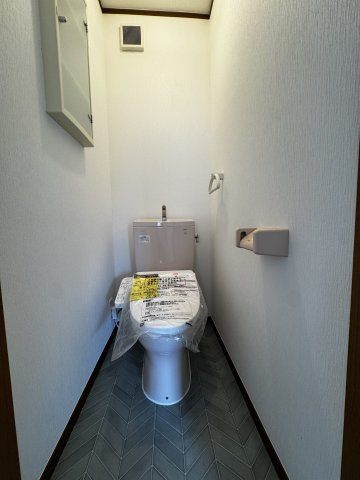 【トイレ】 | 千葉県市川市大野町２丁目 快適な住空間に整備された中古戸建 | ゆったりとした空間のトイレです